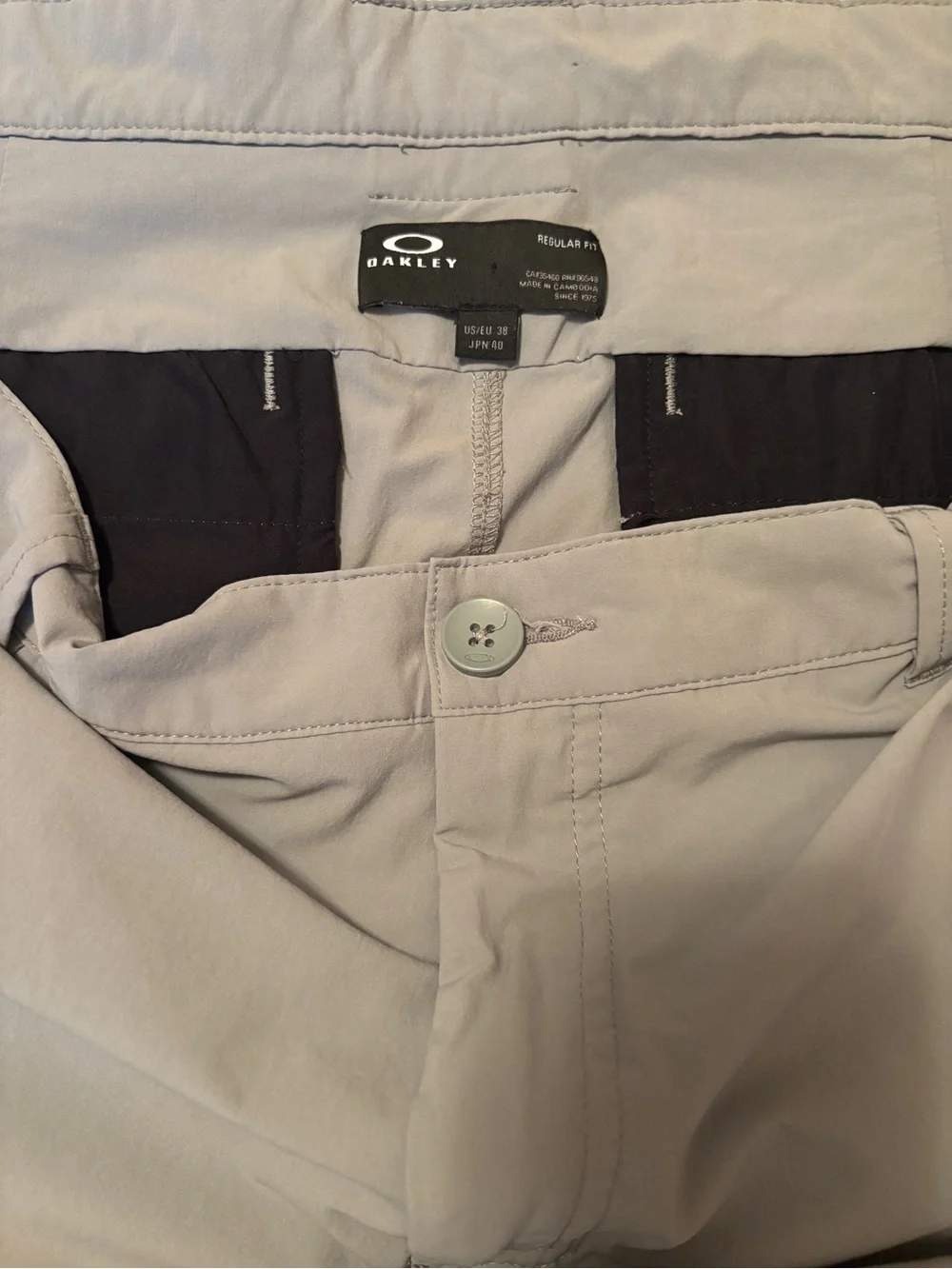 Oakley Men's Light Gray Flat Front Golf Shorts. Size 38. Regular Fit. Pockets